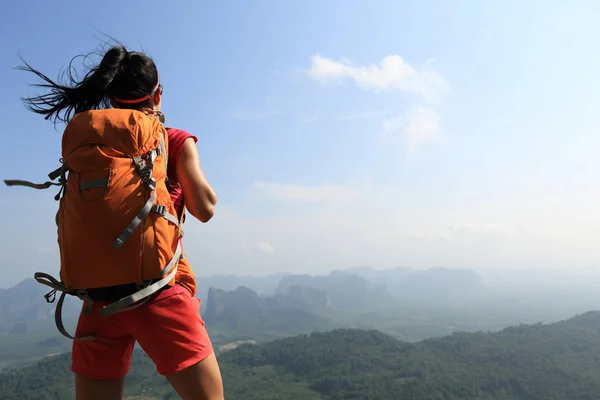 Mujer exitosa excursionista — Foto de Stock