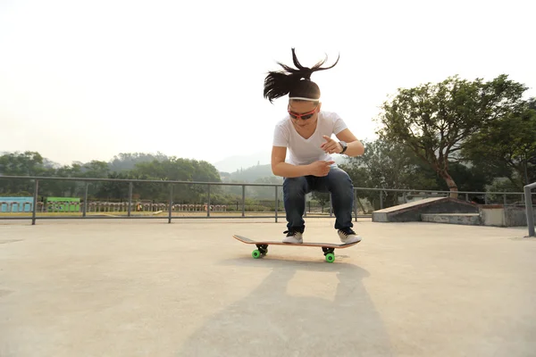 Skate mulher prática — Fotografia de Stock