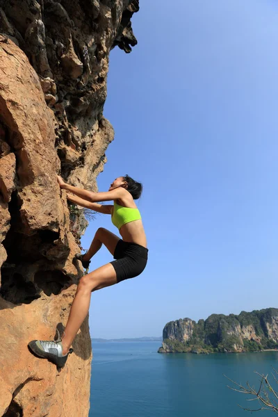 Wanita pendaki batu — Stok Foto