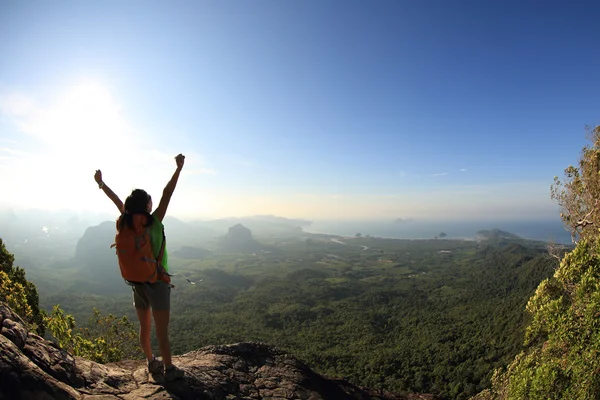 Donna in cima alla montagna — Foto Stock