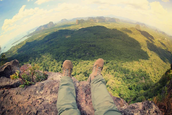 Турист, сидящий на скале — стоковое фото