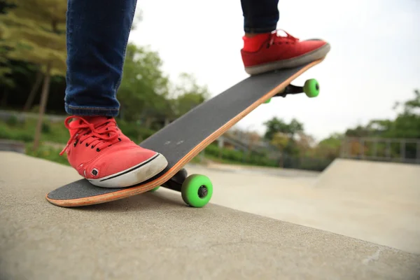 Skateboarding legs at skatepark ramp — Stock Photo, Image