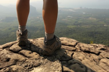 genç kadın uzun yürüyüşe çıkan kimse