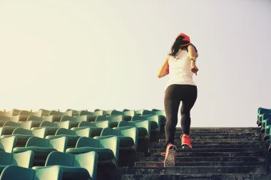Genç fitness kadını