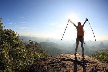 kadın dağın zirvesinde 