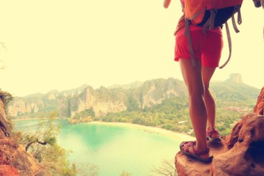 backpacker olan kadın 