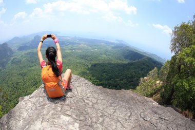 genç kadın uzun yürüyüşe çıkan kimse