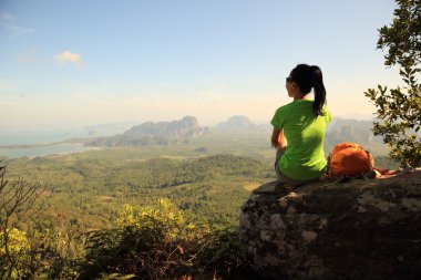 genç kadın uzun yürüyüşe çıkan kimse