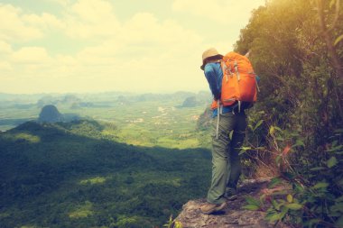 genç kadın uzun yürüyüşe çıkan kimse