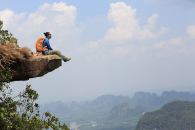 genç kadın uzun yürüyüşe çıkan kimse