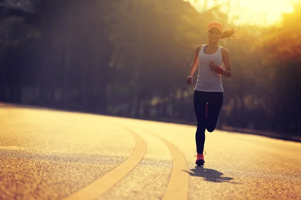 Jovem mulher fitness — Fotografia de Stock