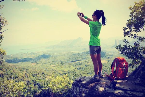 Giovane escursionista donna — Foto Stock