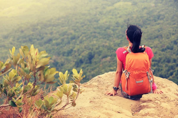 Mujer exitosa excursionista — Foto de Stock