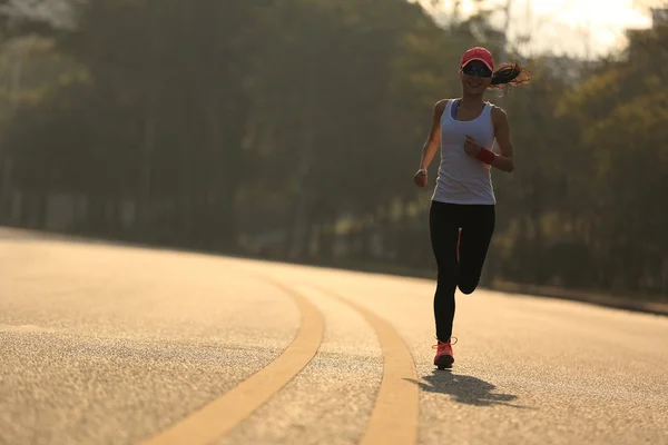 Jovem mulher fitness — Fotografia de Stock