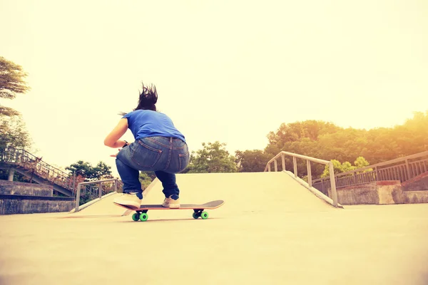 Vrouw rijden skateboard — Stockfoto