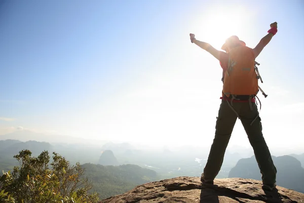 Mujer exitosa excursionista — Foto de Stock