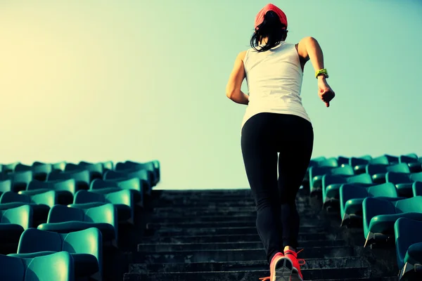 Joven mujer fitness — Foto de Stock