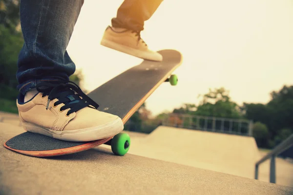 Jambes de skateboard à la rampe de skatepark — Photo