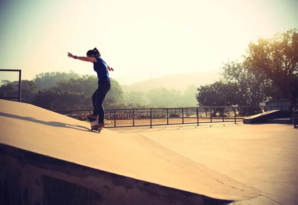 Vrouw rijden skateboard — Stockfoto