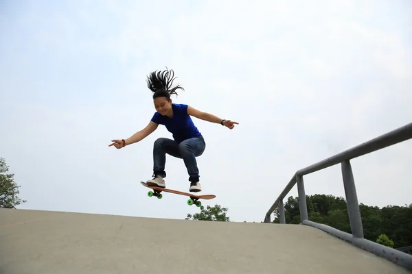 Skateboarding žena praxe — Stock fotografie