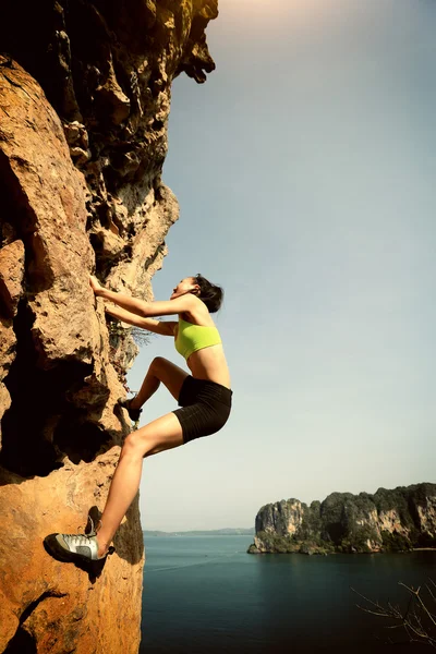 Mujer escalador de roca — Foto de Stock