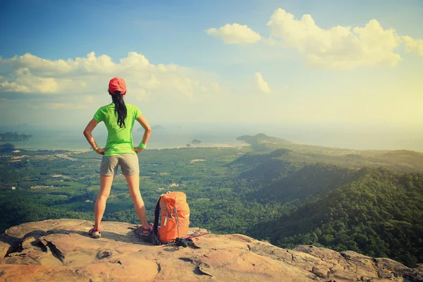 Junge Frau mit Backpacker — Stockfoto