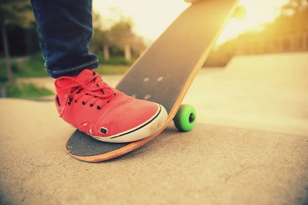Skateboarding nogi na ziemi skatepark — Zdjęcie stockowe