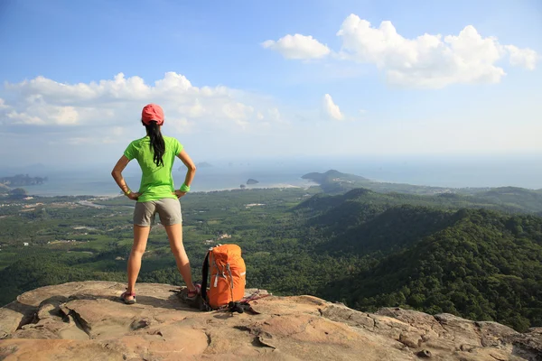 Ung kvinna med backpacker — Stockfoto