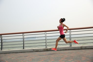 Genç fitness kadını