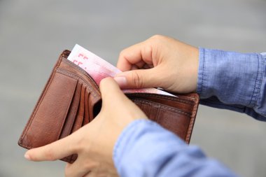 Cüzdanından para yaptırmayı eller