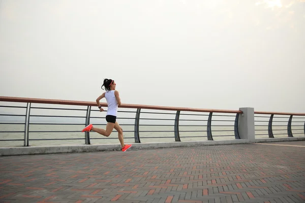 Jovem mulher fitness — Fotografia de Stock