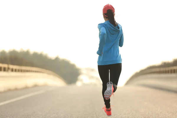 Jovem mulher fitness — Fotografia de Stock