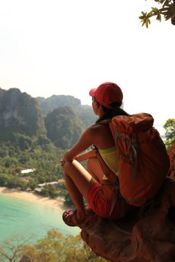 backpacker olan kadın