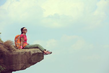 backpacker olan kadın