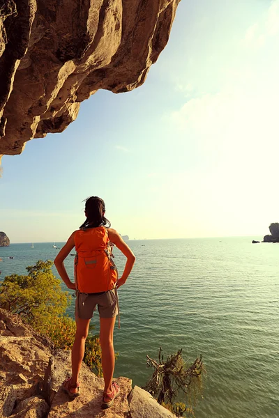 Mujer joven excursionista — Foto de Stock