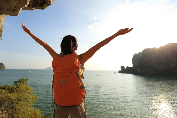 Cheering woman hiker — Stock Photo, Image