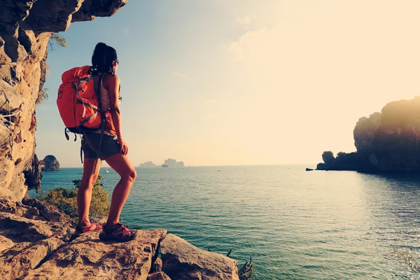 Mujer joven excursionista — Foto de Stock