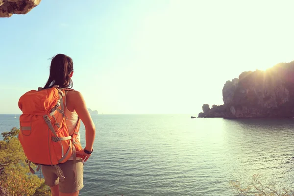 Mujer joven excursionista — Foto de Stock