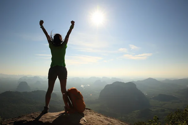 Jubelnde Wanderin — Stockfoto