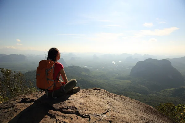 Framgångsrik kvinna hiker — Stockfoto