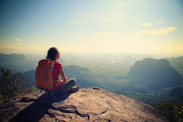 Framgångsrik kvinna hiker — Stockfoto