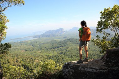 başarılı kadın uzun yürüyüşe çıkan kimse