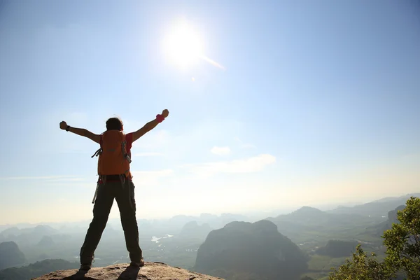 Cheering woman hiker — Stock Photo, Image