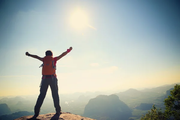 Cheering woman hiker — Stock Photo, Image