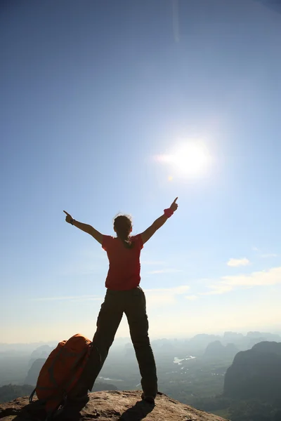 Cheering woman hiker — Stock Photo, Image