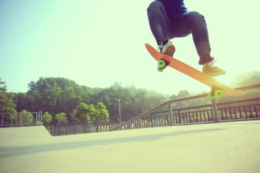 Genç kaykaycı Ollie pratik