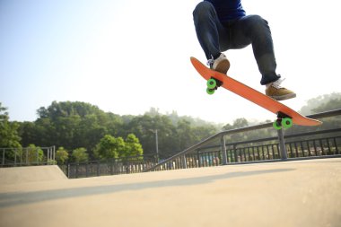 Genç kaykaycı Ollie pratik