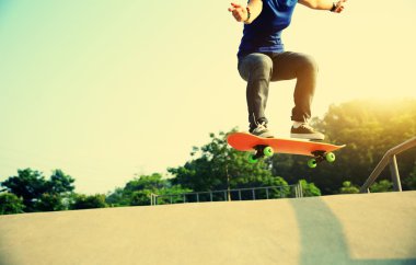 Genç kaykaycı Ollie pratik