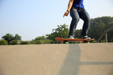 Genç kaykaycı Ollie pratik