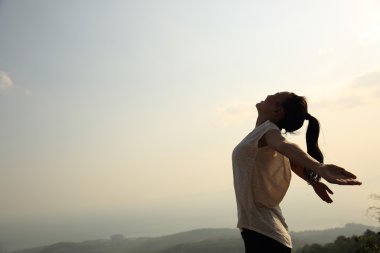 kadın açık kollar ile